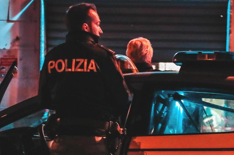 Arrestato nell’ambulatorio medico poi prende a testate la volante 