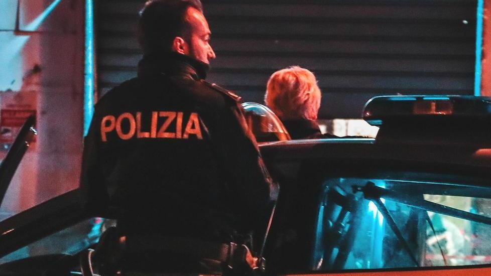 Arrestato nell’ambulatorio medico poi prende a testate la volante