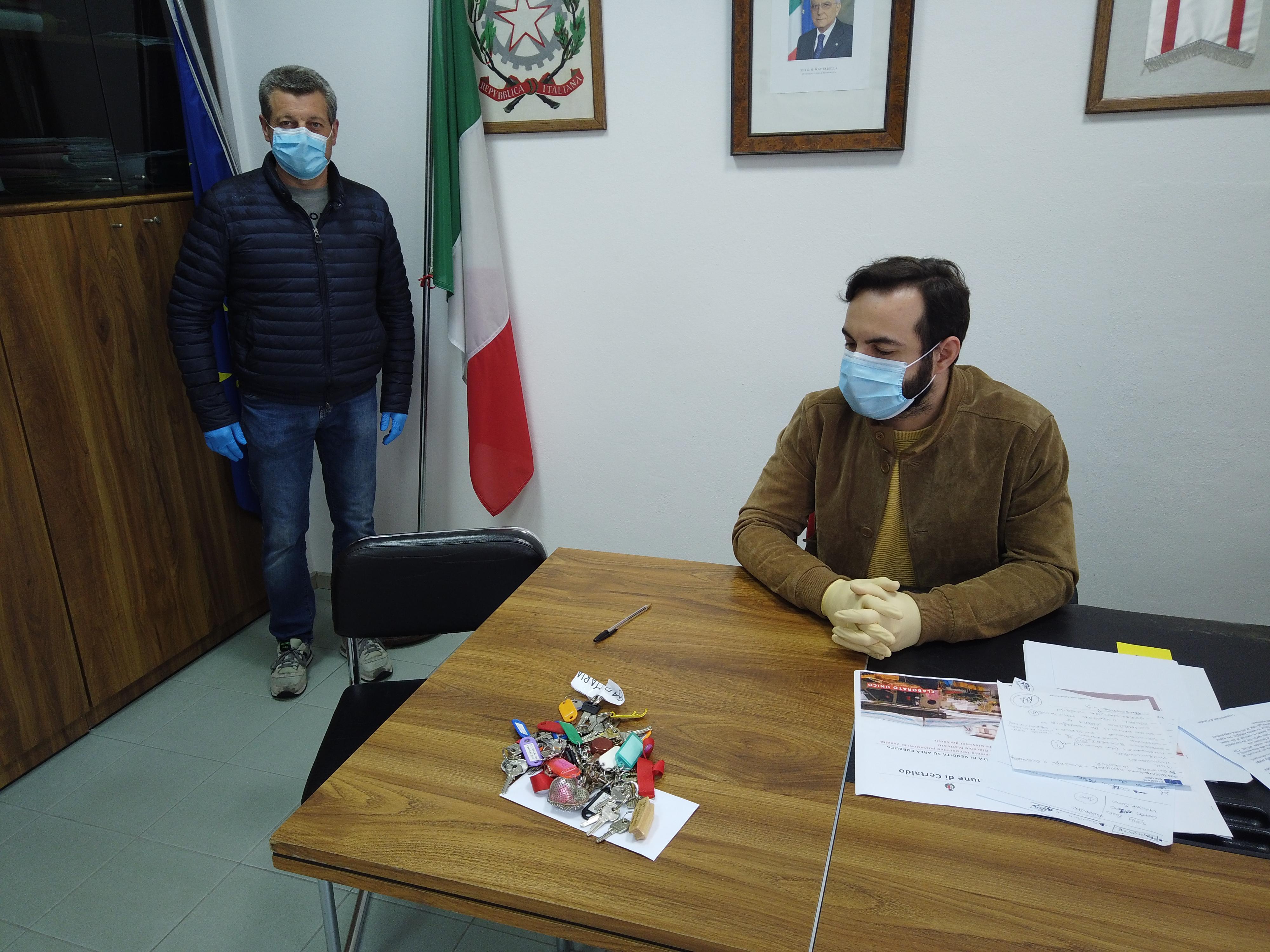 Anche a Certaldo la protesta dei commercianti con la consegna delle chiavi dei negozi