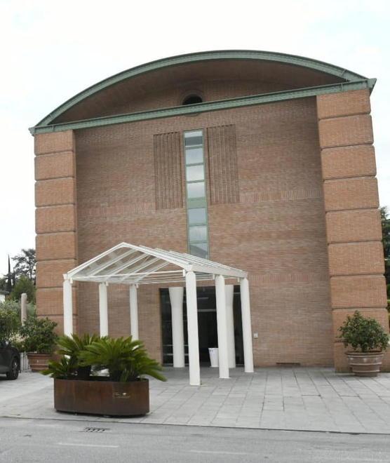 Entra nell’hotel vuoto e si mette a mangiare 