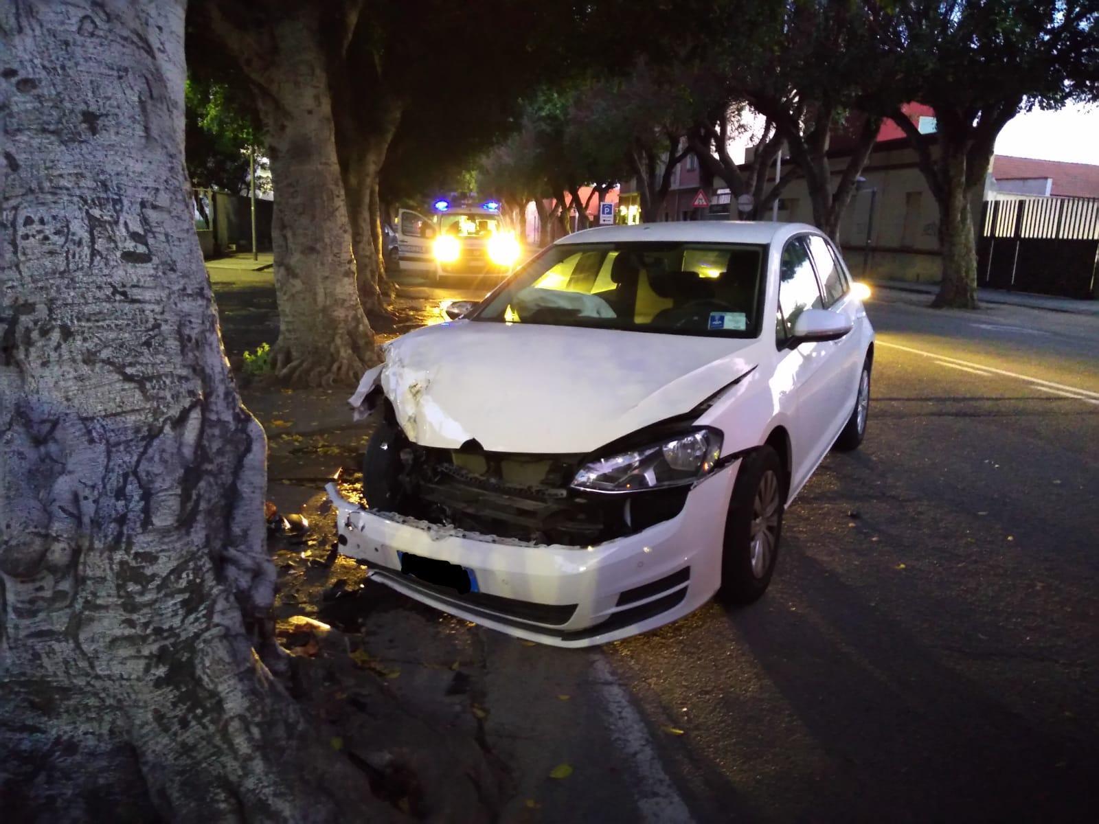 Con l'auto contro un albero, ferito un automobilista a Cagliari