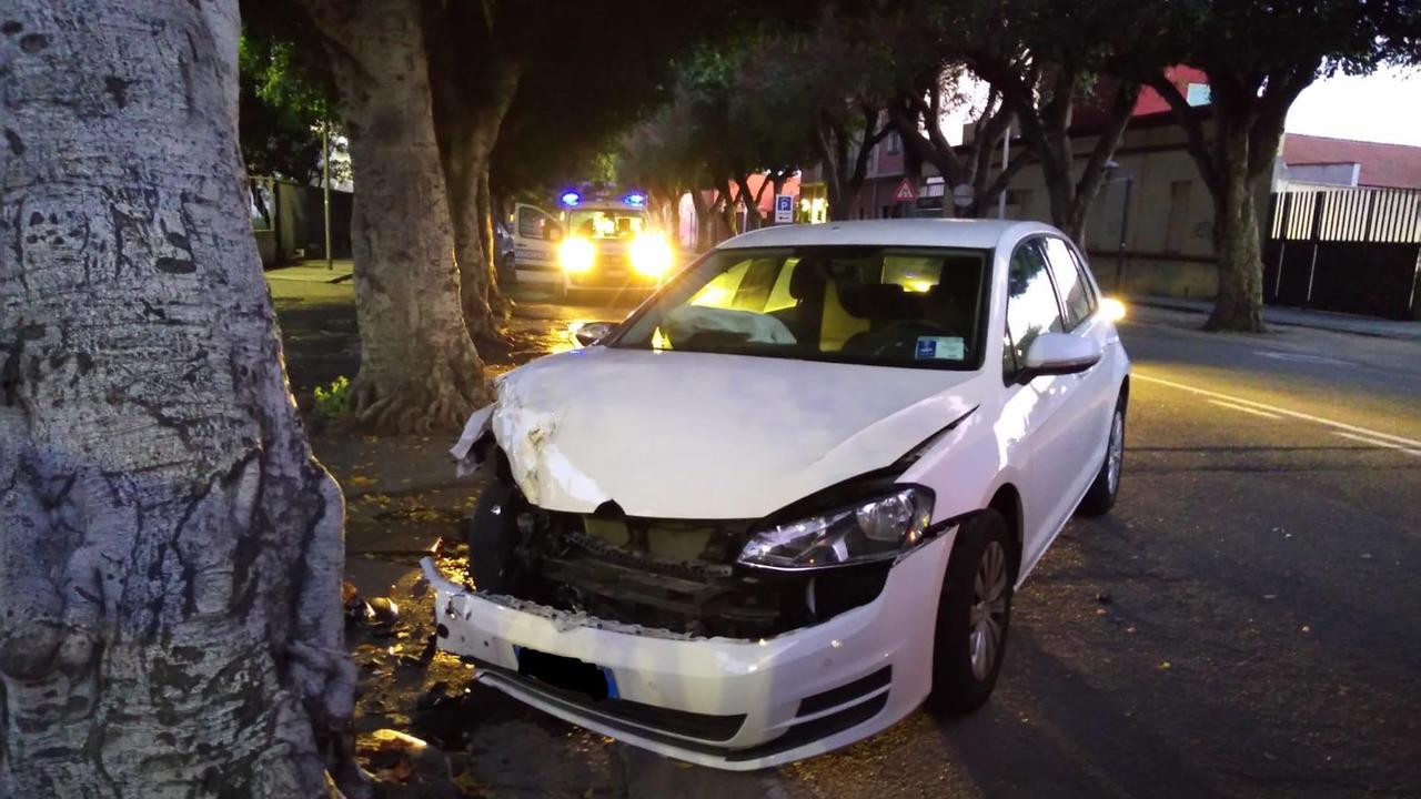 Con l'auto contro un albero, ferito un automobilista a Cagliari