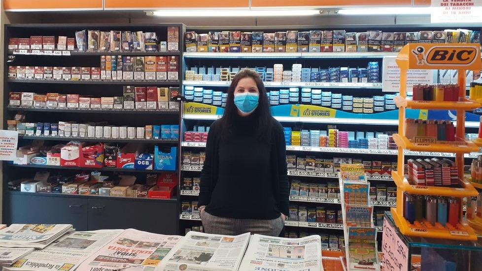 L’edicola di Laura che resiste «Tenere aperti è un servizio»