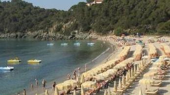 Lettini diradati e sanificazioni Ma i balneari chiedono più spazi