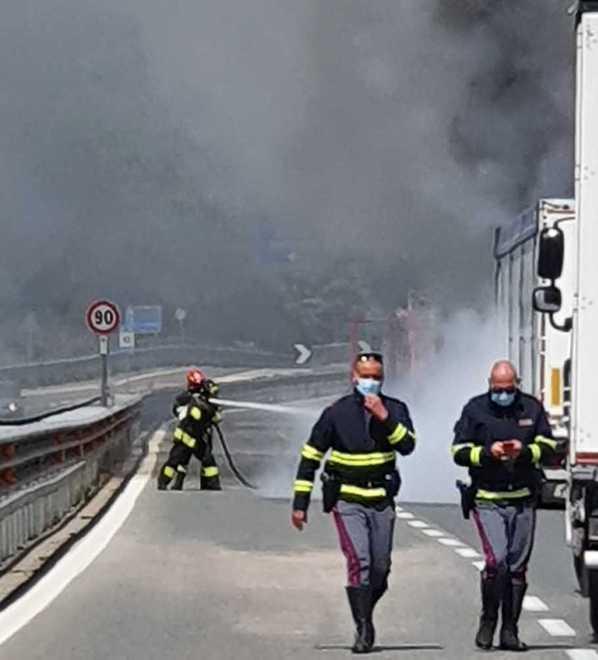 Esce fumo dal tir, scende e il camion si incendia 