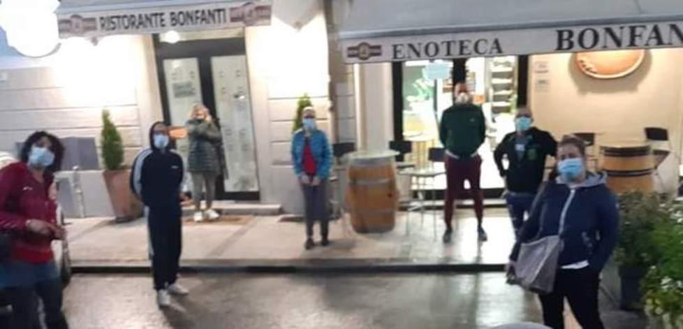 Protestano i titolari degli esercizi pubblici «Lavorare così è folle»