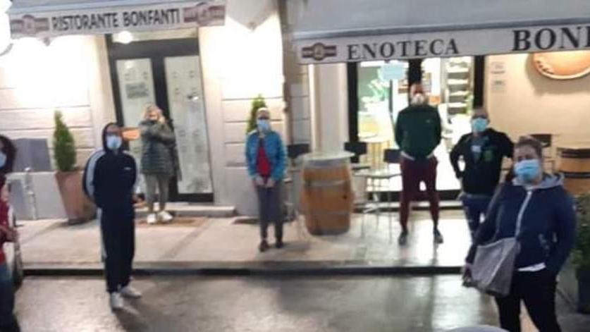 Protestano i titolari degli esercizi pubblici «Lavorare così è folle»