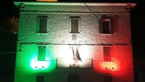 Il Tricolore sul Municipio
