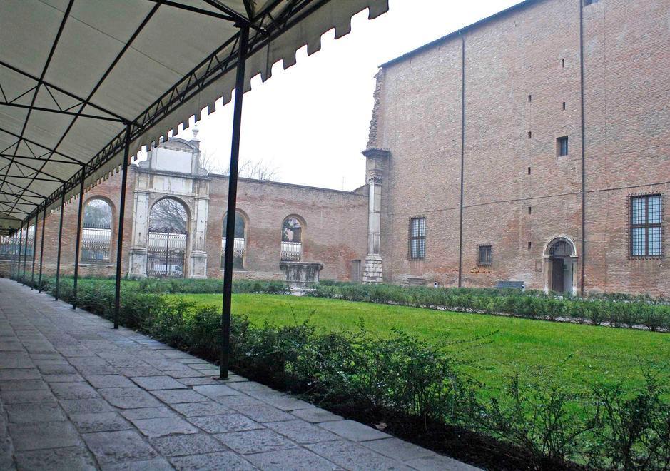 Ferrara, ai Diamanti le tracce di possibili ordigni: scatta la bonifica nel giardino interno 