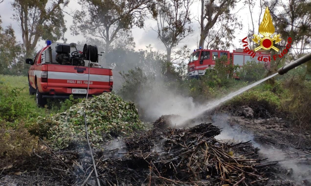 Incendio di sterpaglie sulla 59bis