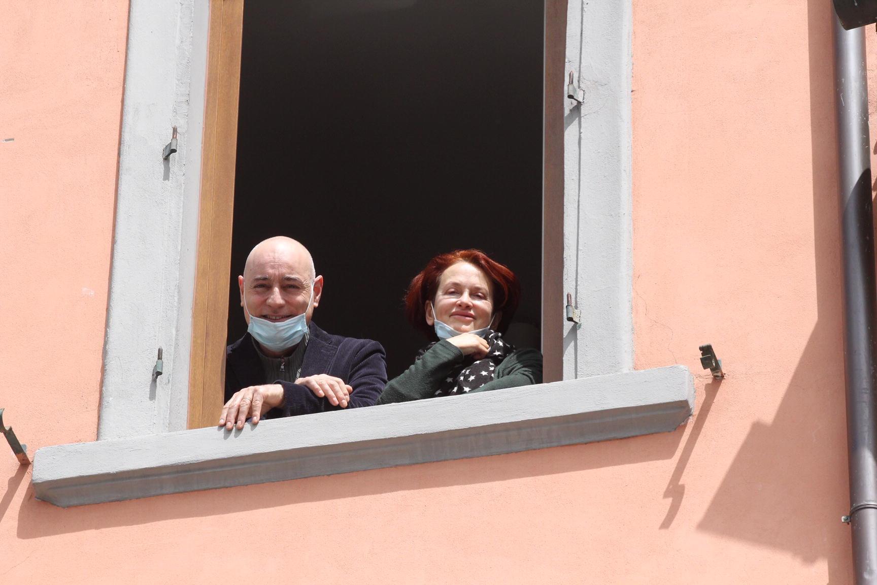 Stefania Stefanin alla finestra insieme al marito Mirco (foto Batavia)