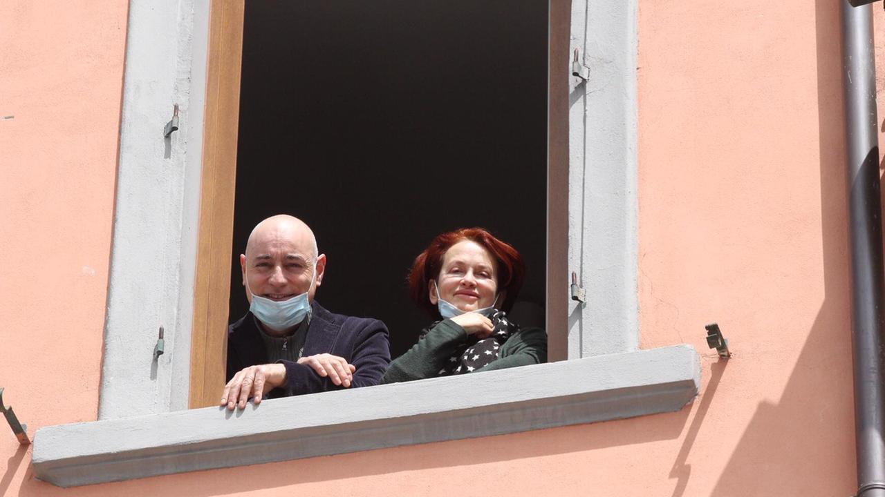 Stefania Stefanin alla finestra insieme al marito Mirco (foto Batavia)