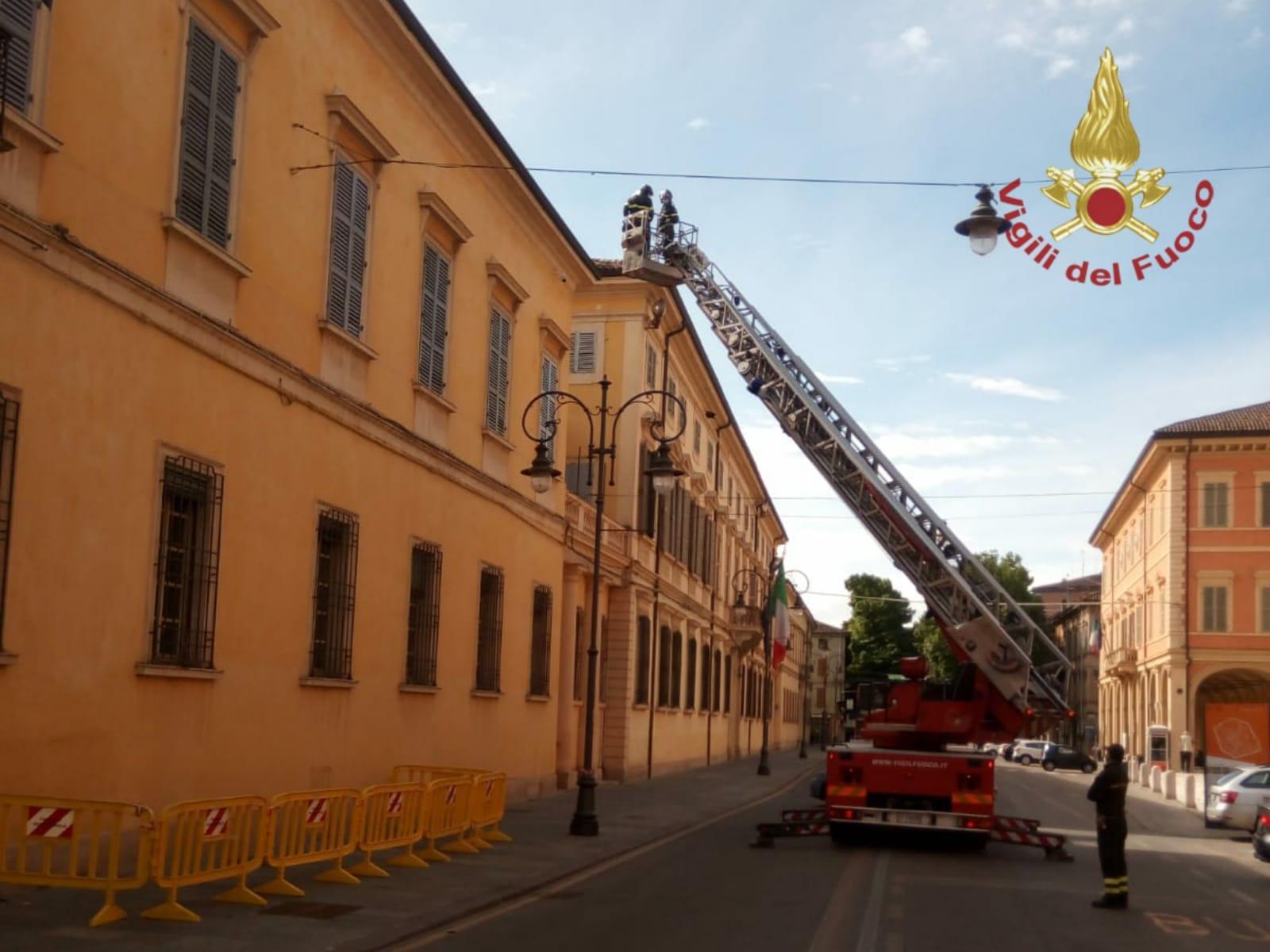 Reggio Emilia, cadono pezzi di intonaco dal palazzo della Provincia