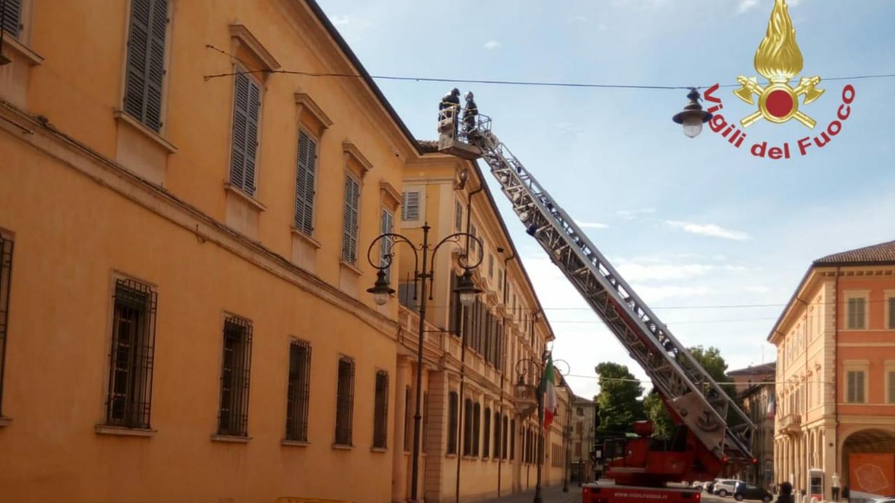 Reggio Emilia, cadono pezzi di intonaco dal palazzo della Provincia
