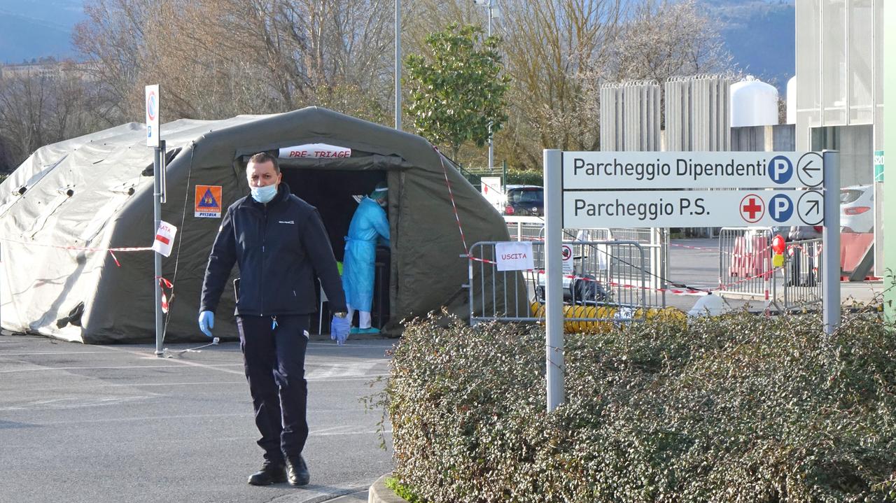 Fase 2 negli ospedali toscani, taglio ai posti letto nei reparti "no Covid" per evitare i contagi