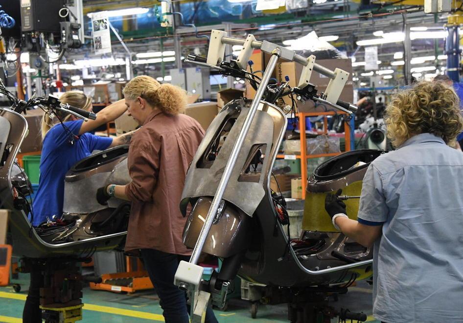 Piaggio riparte a pieno ritmo, turni di 8 ore e sanificazione 