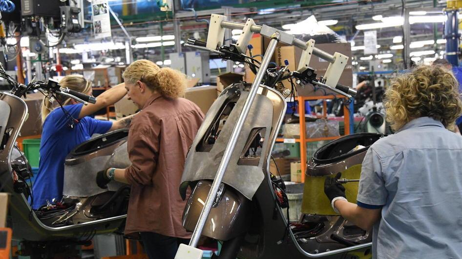 Piaggio riparte a pieno ritmo, turni di 8 ore e sanificazione