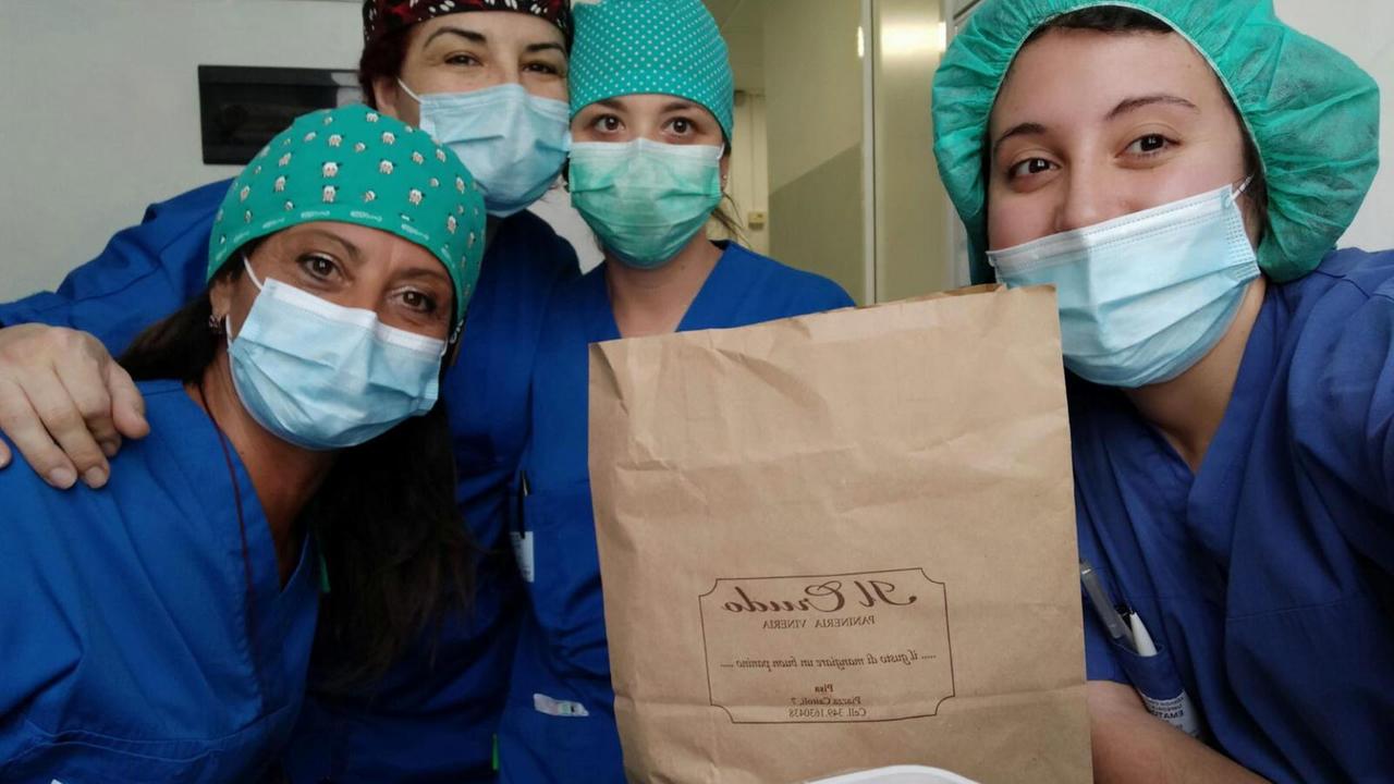 Il pranzo offerto dai ristoratori pisani al perosnale dell'azienda ospedaliera