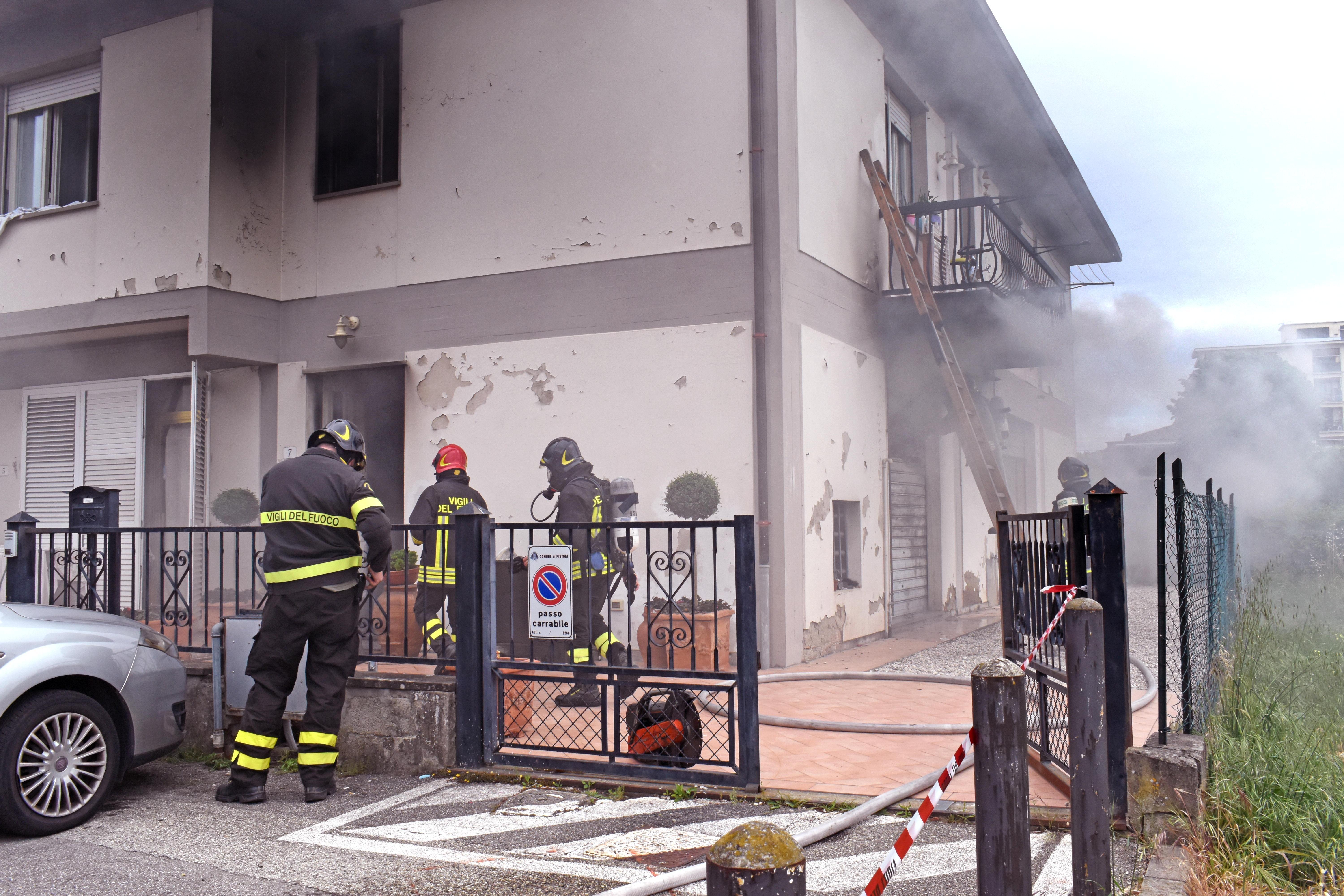 Incendio in un'abitazione, salvate cinque persone