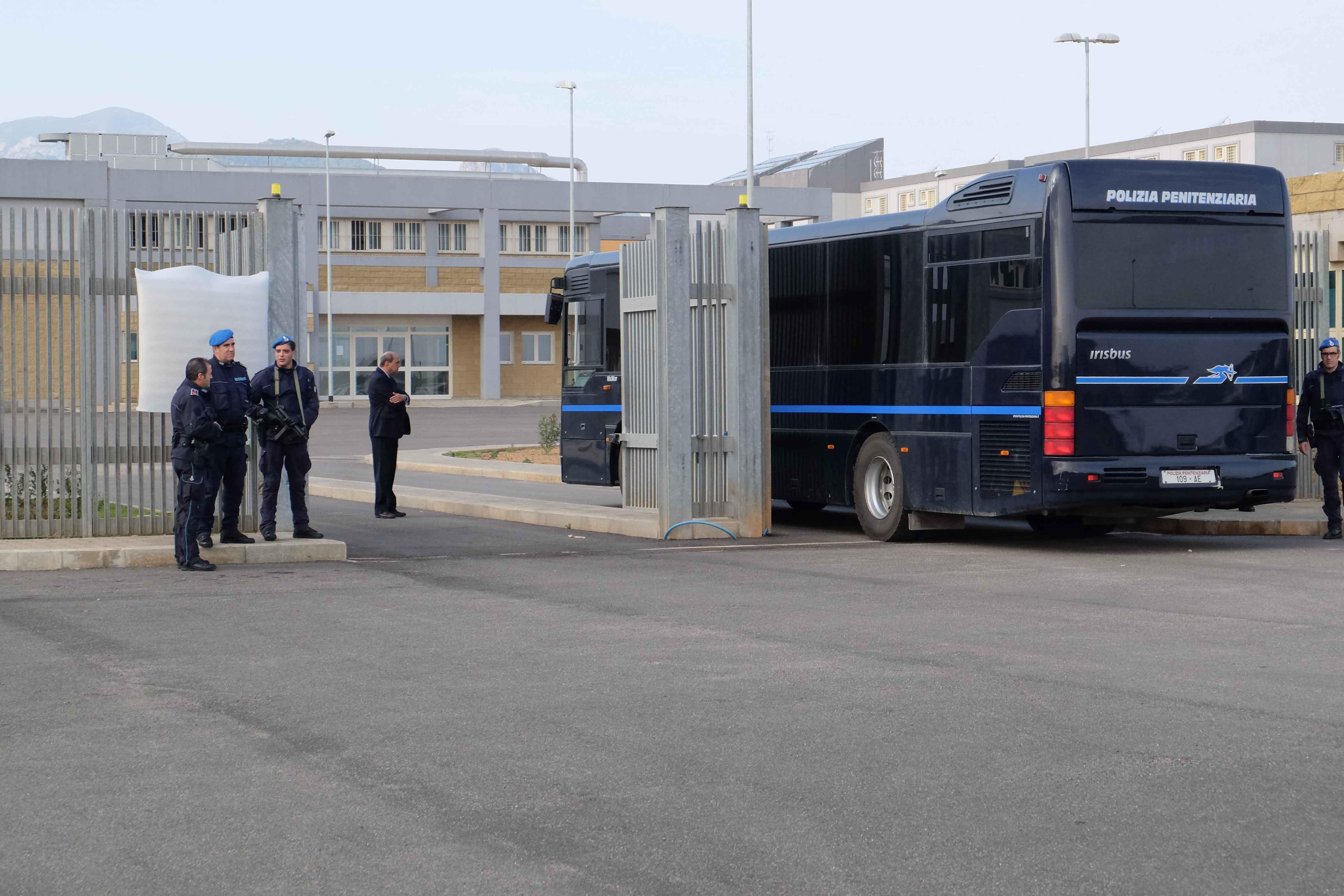Droga nel carcere di Uta: ci arriva dentro sacchetti lanciati dall'esterno