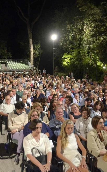 La platea della Versiliana durante uno spettacolo estivo