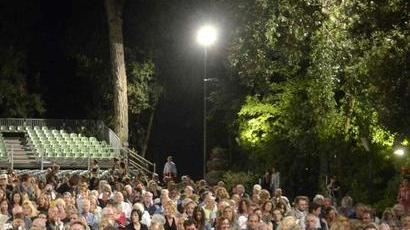 La platea della Versiliana durante uno spettacolo estivo