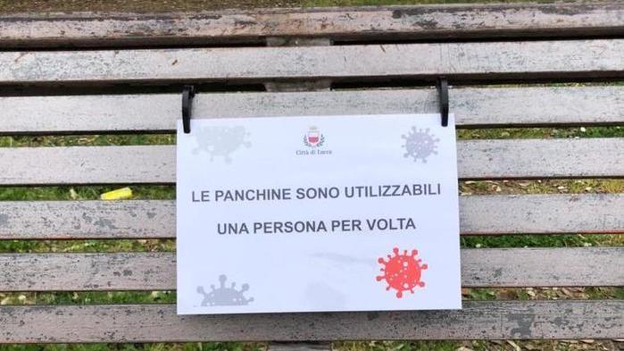 Riaprono Mura e parco fluviale, ecco i cartelli sulle panchine