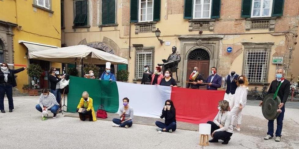Una foto di gruppo (alla giusta distanza) per i commercianti della zona ovest