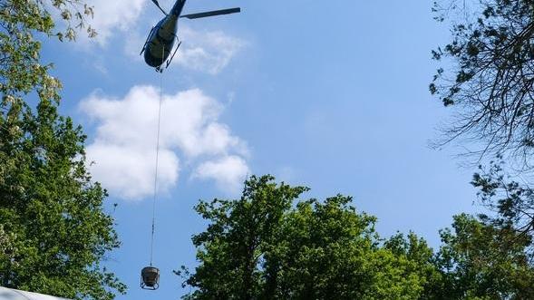 Con l’elicottero per restaurare il deposito idrico sulla collina