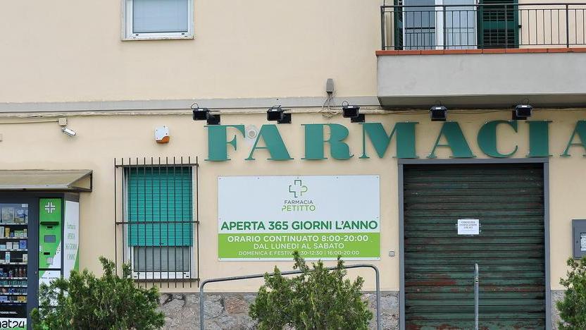 Un dipendente della farmacia positivo