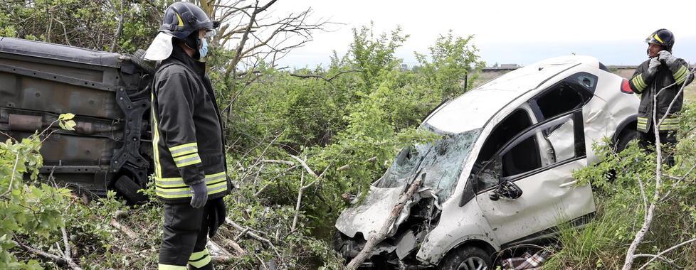 Il sorpasso finisce male Auto distrutte fuori strada