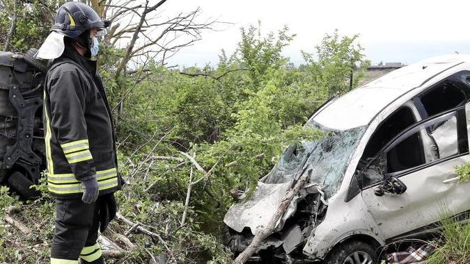 Il sorpasso finisce male Auto distrutte fuori strada