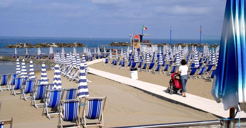 Il Circolo Canottieri ripensa la stagione tra ombrelloni dimezzati e ingressi a turno 