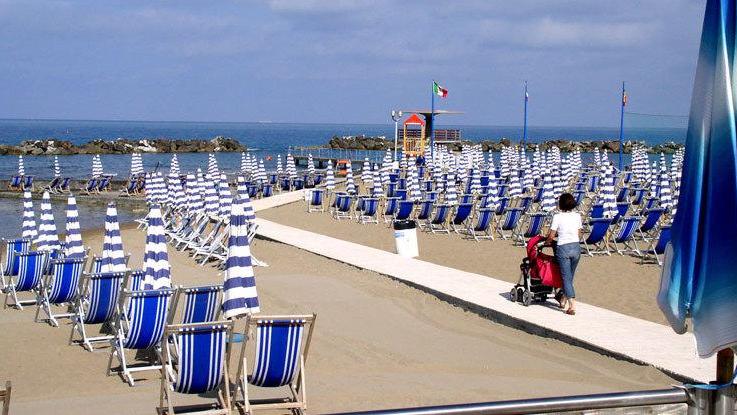 Il Circolo Canottieri ripensa la stagione tra ombrelloni dimezzati e ingressi a turno