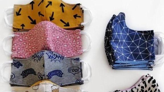 Genitori a caccia di baby mascherine con Ninja e palme per scacciare la paura