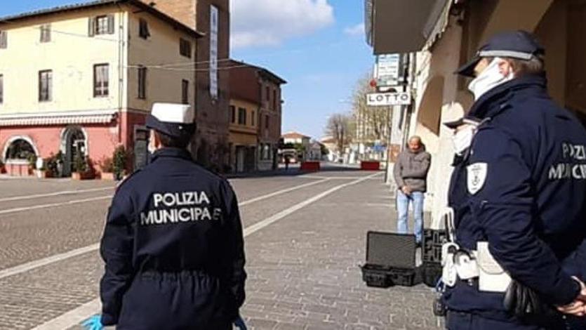Sferra un pugno contro la vigilessa arrestato 37enne