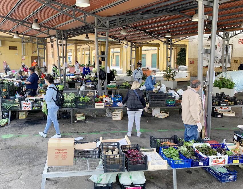 Aperti i mercati alimentari «Speriamo sia l’inizio del ritorno alla normalità» 