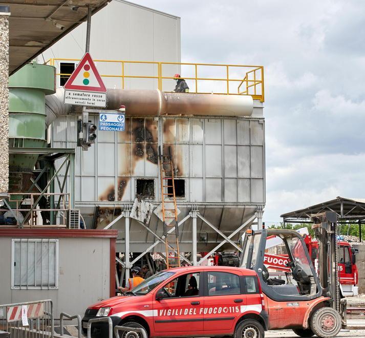 Fiamme in un silo della Revet Intervento dei vigili del fuoco 