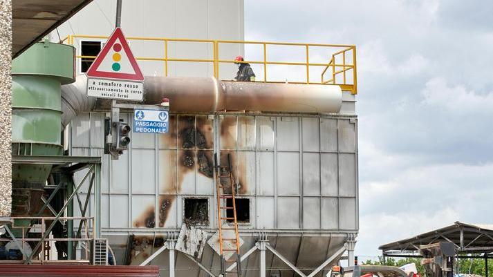 Fiamme in un silo della Revet Intervento dei vigili del fuoco