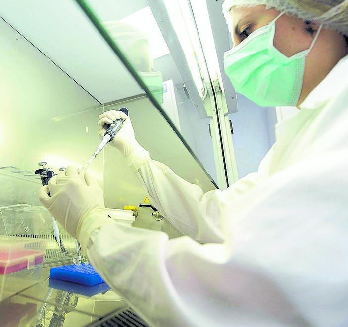 La pandemia ha rallentato gli studi contro i tumori. Il ricercatore Airc: «Ma il Covid non vincerà» 
