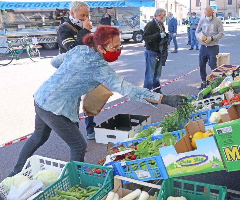 Ferrara, il mercato è ritornato e chi non può vendere fa il servizio d’ordine 