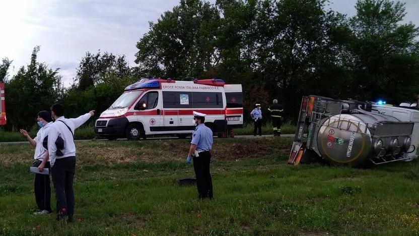 Il camion del latte sbanda e si ribalta, grave il conducente