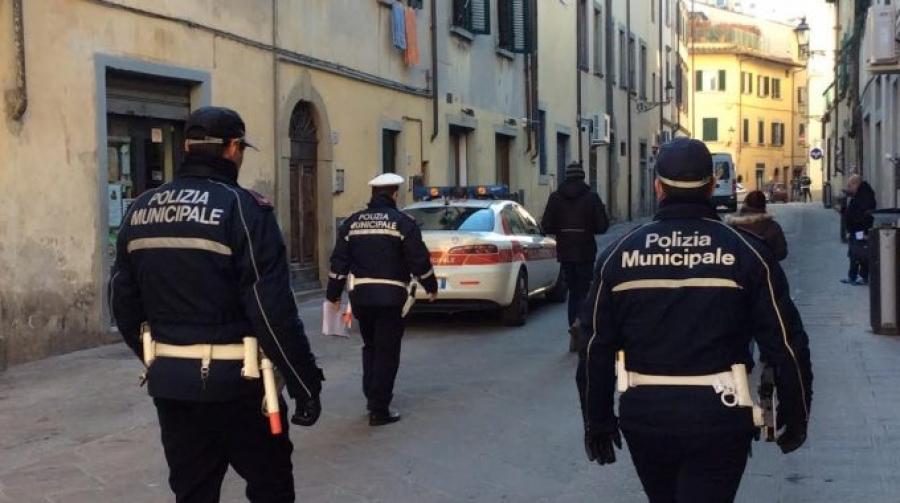 Controlli della Municipale nel centro di Prato (archivio)