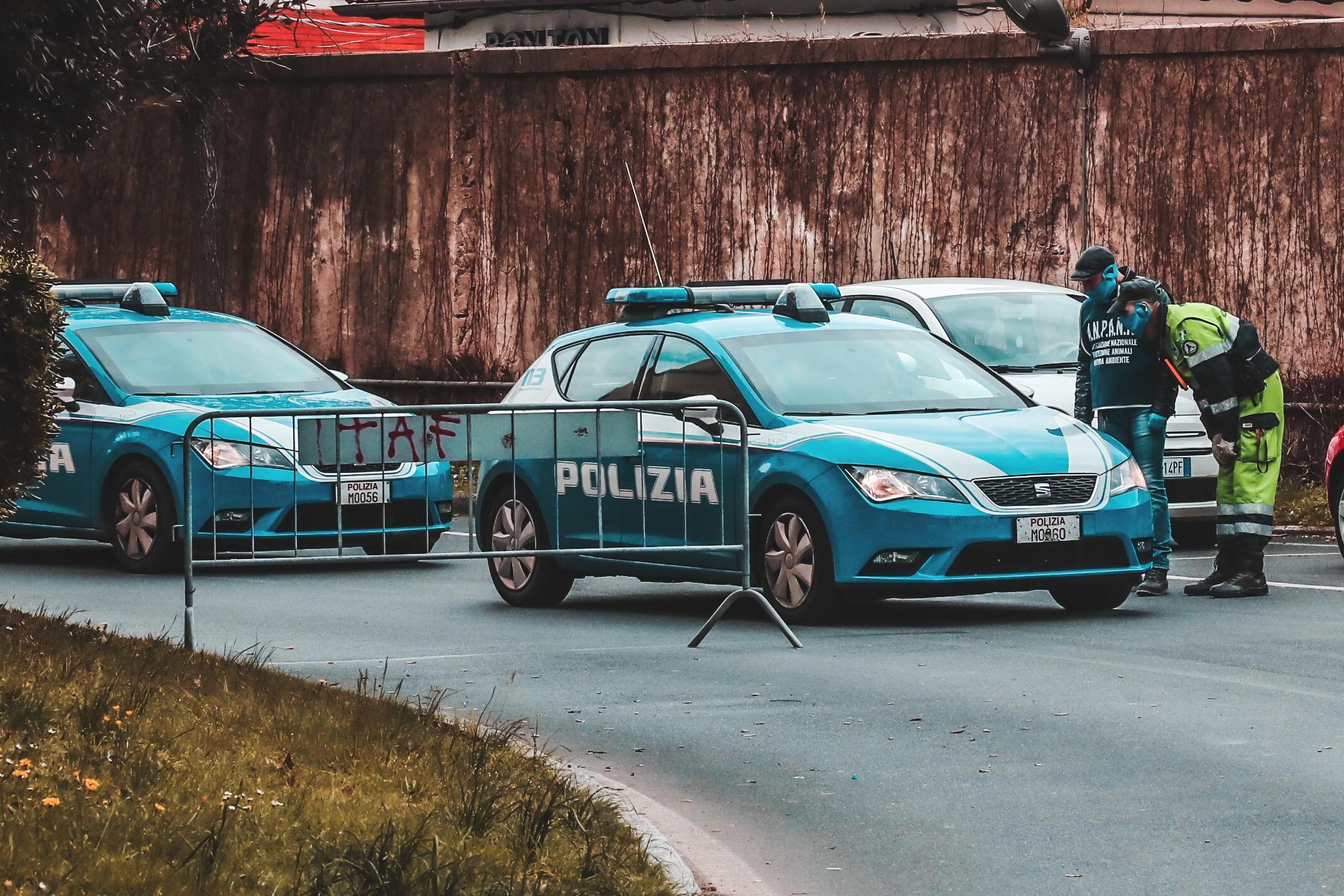 Due volanti della polizia di Stato all'entrata del pronto soccorso (foto Marzi)