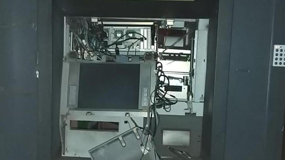 Il bancomat danneggiato