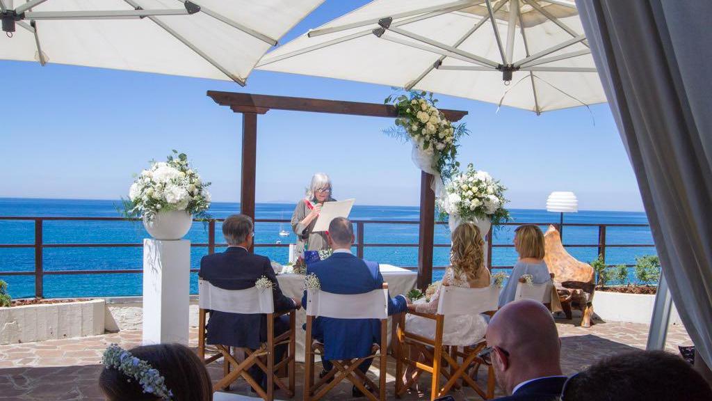 Con il Covid annullati i matrimoni in riva al mare e nelle ville storiche