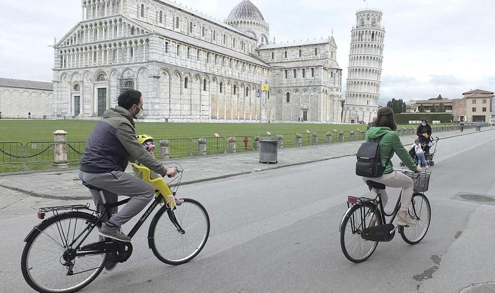 Piazza dei Miracoli torna lentamente ad animarsi (foto Muzzi)