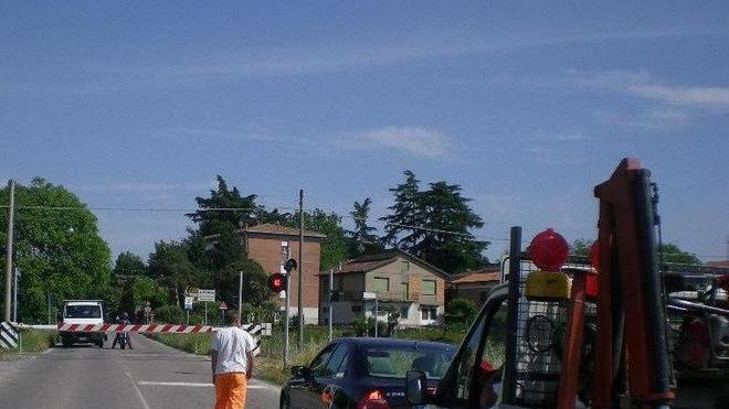 File ai passaggi a livello di Bibbiano