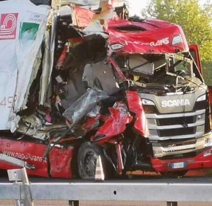 Modena Nord, tir sbanda e si schianta sull'A1: muore l’autista 