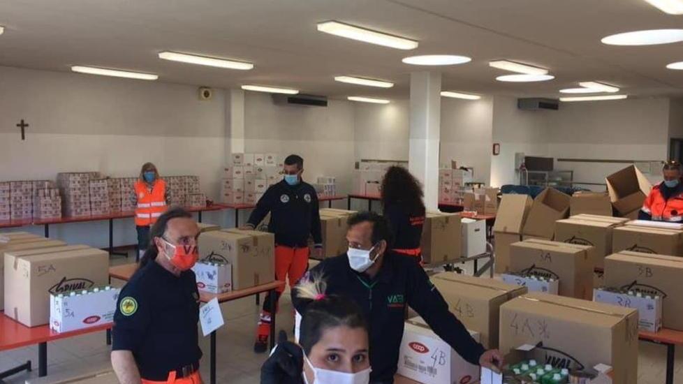 I volontari della Vab di Larciano preparano pacchi alimentari da consegnare ai bisognosi